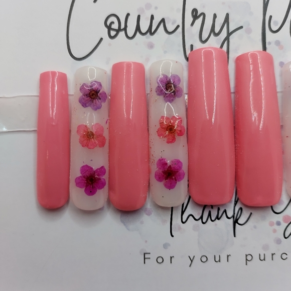 Custom long press on nails with encapsulated flowers pink and white size medium - Picture 3 of 4